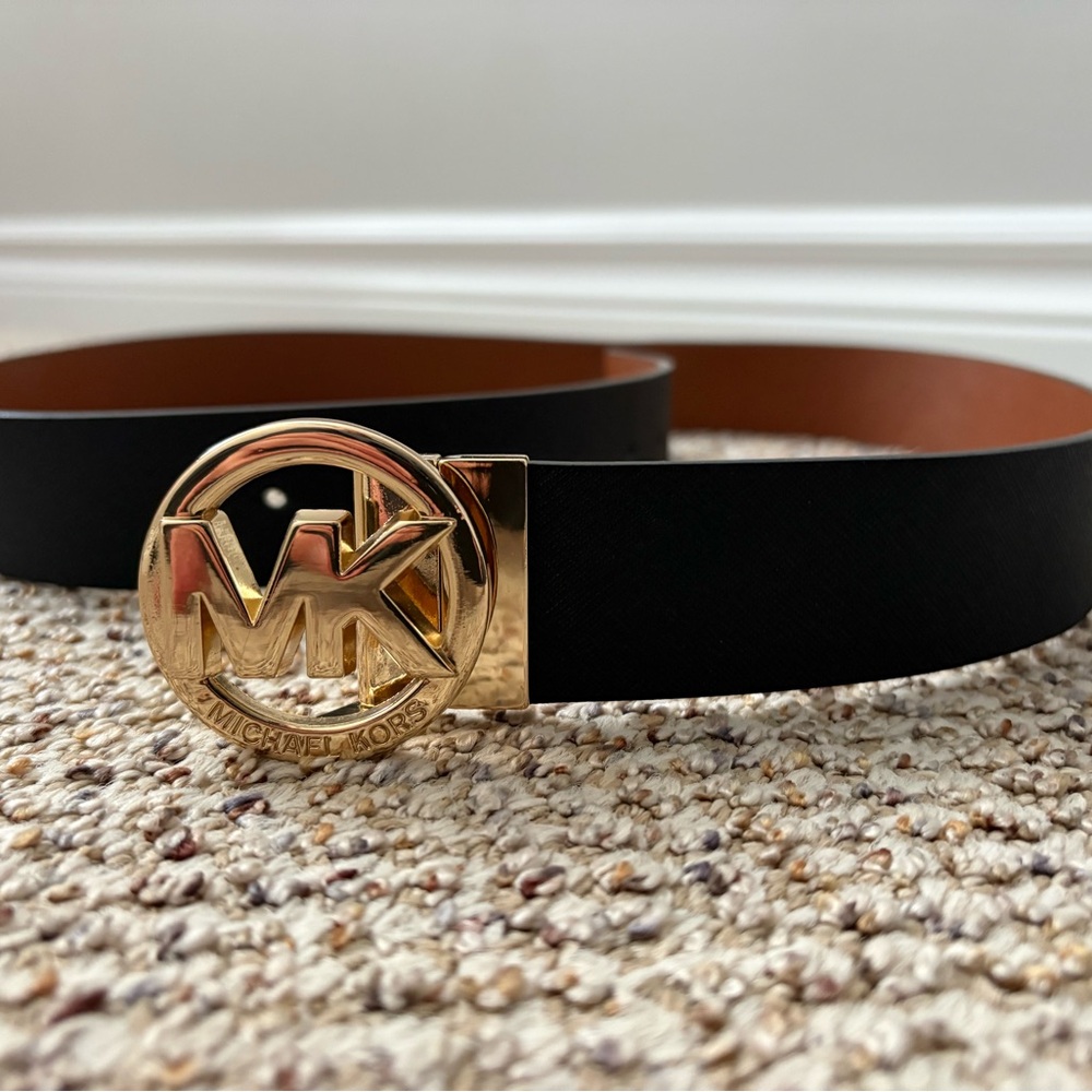 Michael Kors Womans Belt with reversible Black and Brown Strap